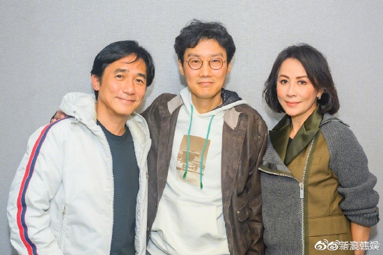 从左至右：梁朝伟、《鱿鱼游戏》导演黄东赫、刘嘉玲